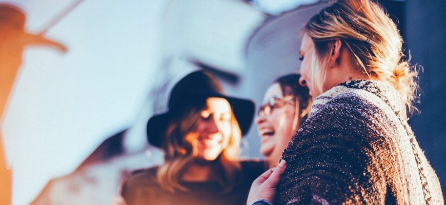 اللغة وأدوار المرأة المتجددة: نافذة لفهم التحولات المجتمعية