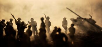 أخلاقيات الحرب وصناعة الحروب:  استجواب فلسفي لمشاركة الأفارقة في الحروب العالمية واستبعادهم من النُّصُب والمعالم التذكارية الحربية